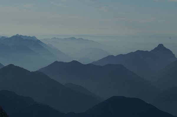 Blick von der Zugspitze in die Alpen, kurz vor Sonnenuntergang